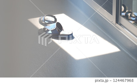 ドアの隙間から覗くベランダのサンダル 124467968