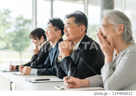 スーツ姿の高齢者・シニアと若者（セミナー・講習会・家族セミナー） 124468012