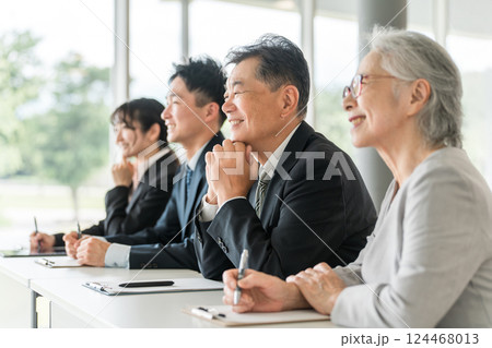 スーツ姿の高齢者・シニアと若者（セミナー・講習会・家族セミナー） 124468013