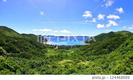 沖縄県慶良間諸島渡嘉敷島の慶良間海峡展望所から渡嘉志久ビーチ 124468089