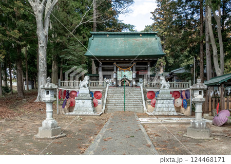 ばんばの八幡さんとして知られる馬場八幡宮の石造参道と神社山門 ばんばの八幡さんとして知られる馬場八幡宮の石造参道と神社山門 124468171