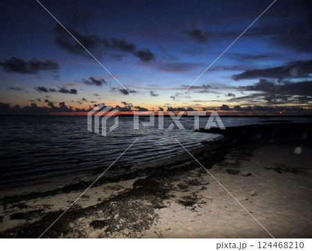 夕暮れのシンリ浜：久米島、沖縄 124468210