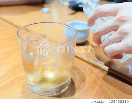 氷が奏でる涼やかさ梅酒(ロック) 氷が奏でる涼やかさ梅酒(ロック) 124468310