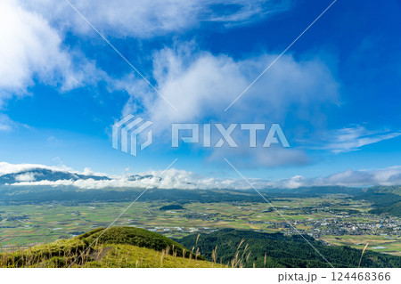 熊本県阿蘇市　秋の大観峰から眺める阿蘇のカルデラ 124468366