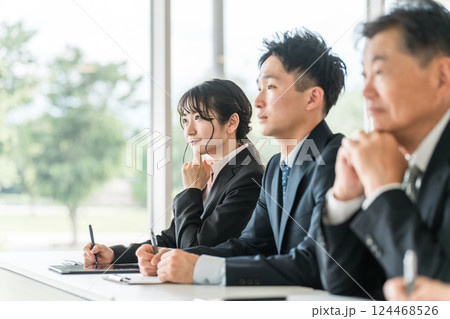 セミナーを受けるスーツ姿のシニアと若者(自己啓発・家族セミナー・介護セミナー) セミナーを受けるスーツ姿のシニアと若者(自己啓発・家族セミナー・介護セミナー) 124468526