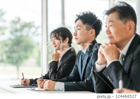 セミナーを受けるスーツ姿のシニアと若者（自己啓発・家族セミナー・介護セミナー） 124468527