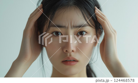 困って頭を抱えている女性 124468578