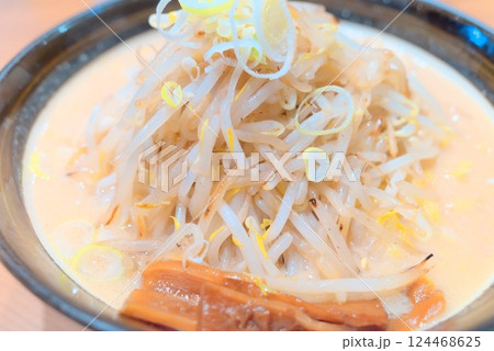 横浜で味わう至福の一杯 - 濃厚もやしの味噌ラーメン 横浜で味わう至福の一杯 - 濃厚もやしの味噌ラーメン 124468625