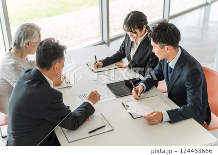 高齢者の相談を受けるスーツ姿の行政機関の男女（介護・医療・支援） 124468666