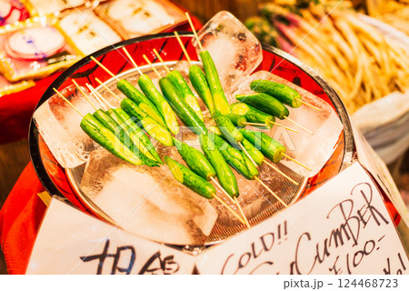 きゅうり漬け・食べ歩き・ストリートフードイメージ 錦市場 きゅうり漬け・食べ歩き・ストリートフードイメージ 錦市場 124468723
