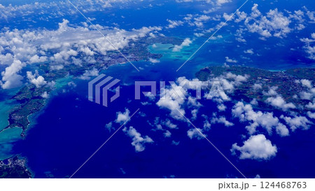 飛行機から撮影した宮古島と伊良部島 124468763