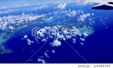 飛行機から撮影した宮古島と伊良部島 飛行機から撮影した宮古島と伊良部島 124468764