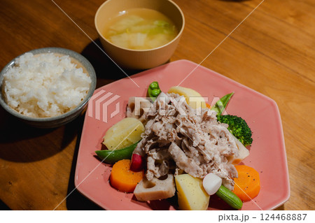 豚しゃぶと彩り野菜の和食膳 豚しゃぶと彩り野菜の和食膳 124468887