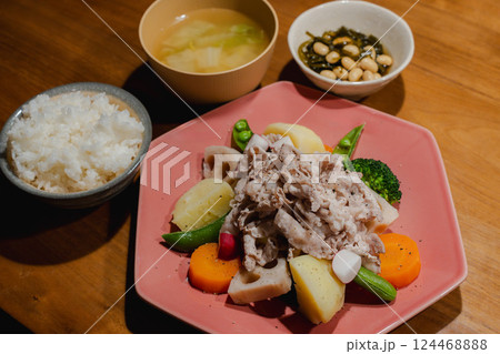 豚しゃぶと彩り野菜の和食膳 豚しゃぶと彩り野菜の和食膳 124468888