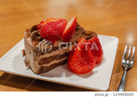 いちごチョコレートケーキでお祝い 124468889