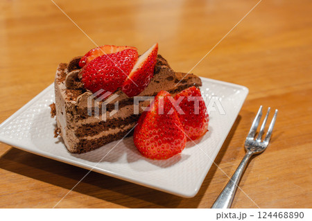 いちごチョコレートケーキでお祝い 124468890