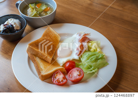 トーストと目玉焼きの洋風朝食プレート 124468897