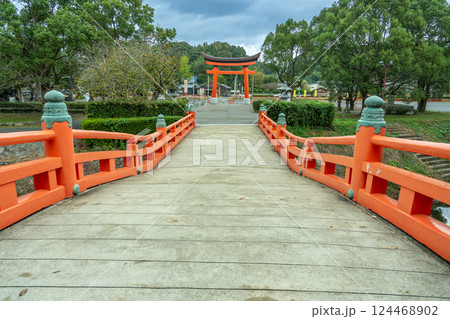 大分県宇佐市 八幡社の総本宮である宇佐神宮の鳥居と朱塗りの橋 大分県宇佐市 八幡社の総本宮である宇佐神宮の鳥居と朱塗りの橋 124468902