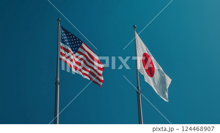 青空の下に並ぶ日本国旗とアメリカ国旗 124468907