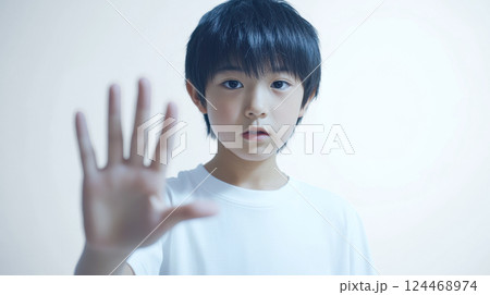 STOP注意をよびかける少年 STOP注意をよびかける少年 124468974