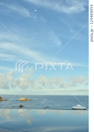 南紀白浜の海と快晴の青空(和歌山県白浜町) 南紀白浜の海と快晴の青空(和歌山県白浜町) 124469054