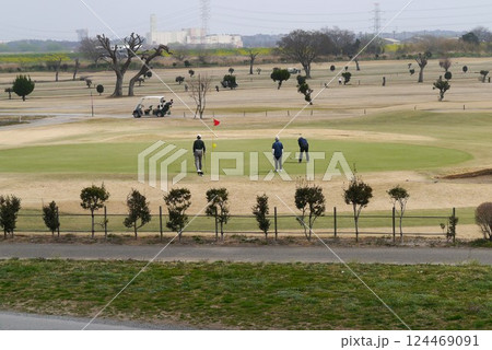 利根川の広い河川敷の野田市パブリックゴルフ場で爽快にナイスショット 124469091