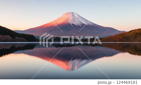 朝日に染まる富士山と湖面の美しい反射風景 朝日に染まる富士山と湖面の美しい反射風景 124469181