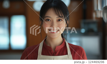 笑顔の女性保育士 124469206