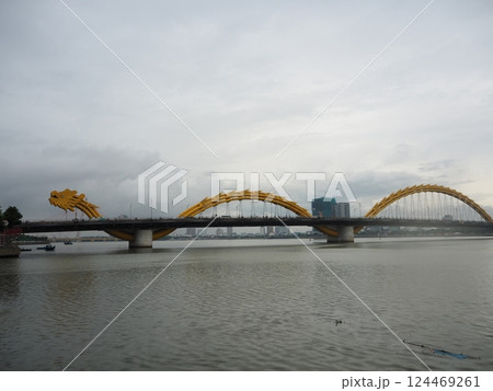 ベトナムダナンのダウンタウンの観光名所「マードラゴン」と「ドラゴンブリッジ」 124469261