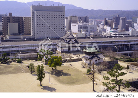 福山城天守から見る伏見櫓と筋鉄御門と福山の街並み 福山城天守から見る伏見櫓と筋鉄御門と福山の街並み 124469478