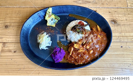 イカが入ったシーフードカレーとサラダのセット 124469495