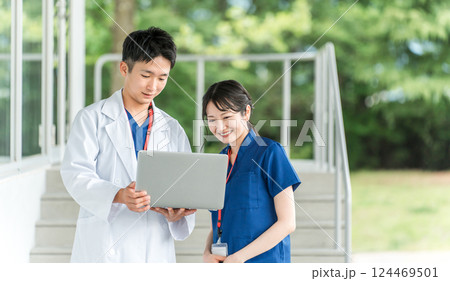 白衣・スクラブを着た医者・医師・看護師・医療従事者・ドクター・作業療法士・理学療法士の男女 白衣・スクラブを着た医者・医師・看護師・医療従事者・ドクター・作業療法士・理学療法士の男女 124469501
