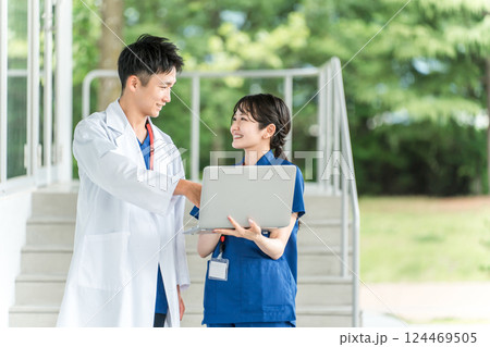 白衣・スクラブを着た医者・医師・看護師・医療従事者・ドクター・作業療法士・理学療法士の男女ドクター, 124469505