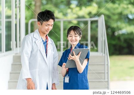 白衣・スクラブを着た医者・医師・看護師・医療従事者・ドクター・作業療法士・理学療法士の男女 124469506