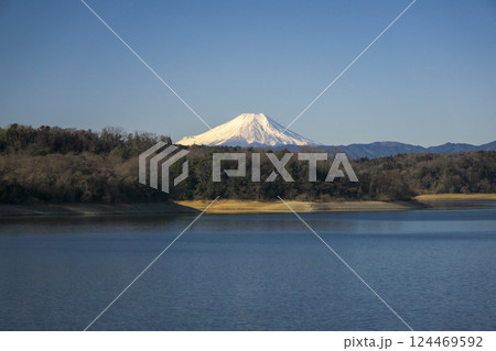 青空の冬の狭山湖堰堤から見る湖面と富士山 青空の冬の狭山湖堰堤から見る湖面と富士山 124469592