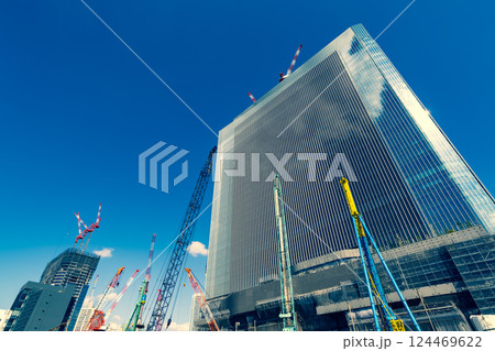 建設中のビルと数々のクレーン 高輪ゲートウェイ 2025.03　b-3 暖色寒色強調 124469622