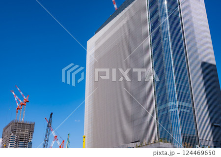 建設中のビルと数々のクレーン 高輪ゲートウェイ 2025.03　g-1 124469650