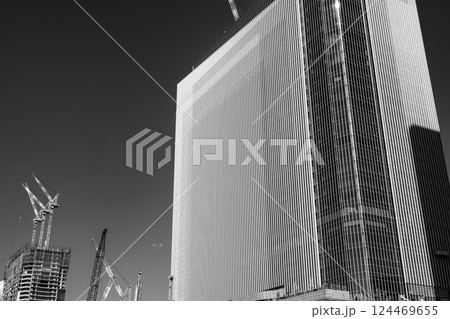 建設中のビルと数々のクレーン 高輪ゲートウェイ 2025.03　g-6 モノクロ 124469655