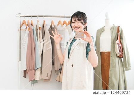 クレジットカードを使う女性（買い物・ショッピング・電子決済） 124469724