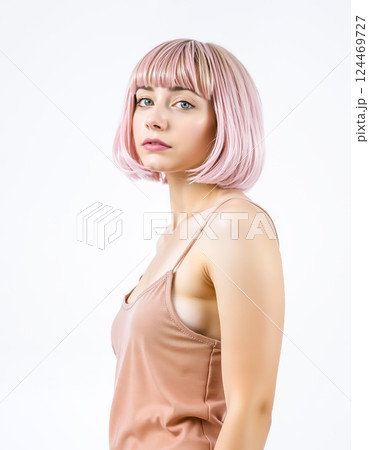 ピンク色の髪の毛の若い女性のイメージ素材 124469727