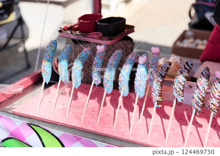 子供も大人も夢中な祭りを彩るチョコバナナ 子供も大人も夢中な祭りを彩るチョコバナナ 124469730