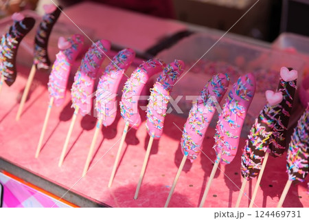 子供も大人も夢中な祭りを彩るチョコバナナ 子供も大人も夢中な祭りを彩るチョコバナナ 124469731