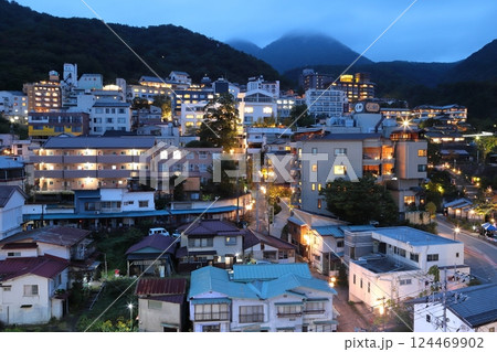 伊香保温泉の町並み 夜景 伊香保温泉の町並み 夜景 124469902