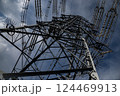 下から見上げた送電線鉄塔と青空 124469913