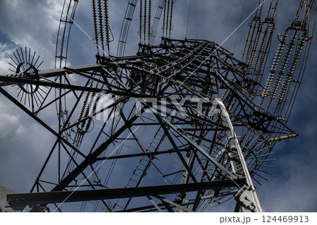 下から見上げた送電線鉄塔と青空 124469913