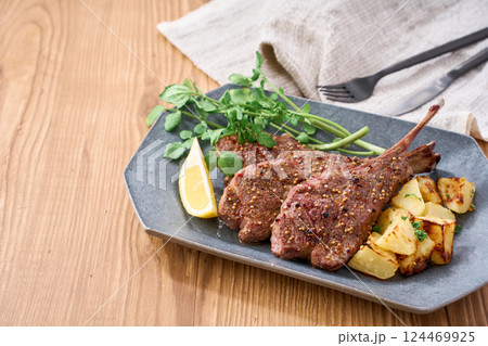 ラムチョップのステーキ｜クレソンとポテトの付け合わせ 124469925