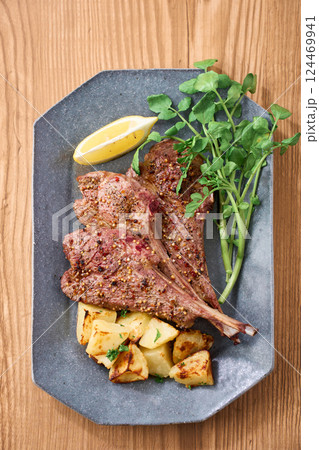 ラムチョップのステーキ｜クレソンとポテトの付け合わせ 124469941