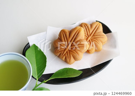 ふんわり美味しいもみじ饅頭 日本茶 緑の葉 ふんわり美味しいもみじ饅頭 日本茶 緑の葉 124469960