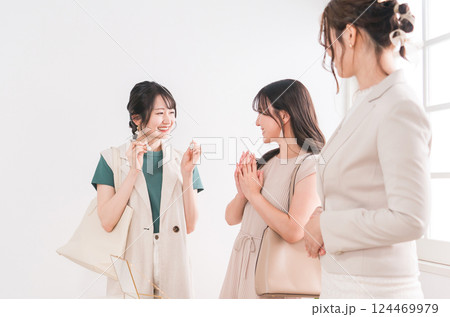 宝石店・ジュエリーショップで指輪を選ぶ女友達・同僚と販売員(デパート・百貨店・ブランド品) 宝石店・ジュエリーショップで指輪を選ぶ女友達・同僚と販売員(デパート・百貨店・ブランド品) 124469979