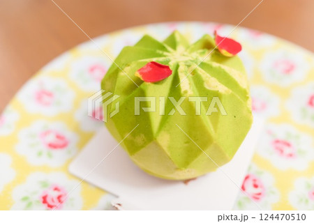 ピスタチオ風味の魅惑的なケーキ 124470510